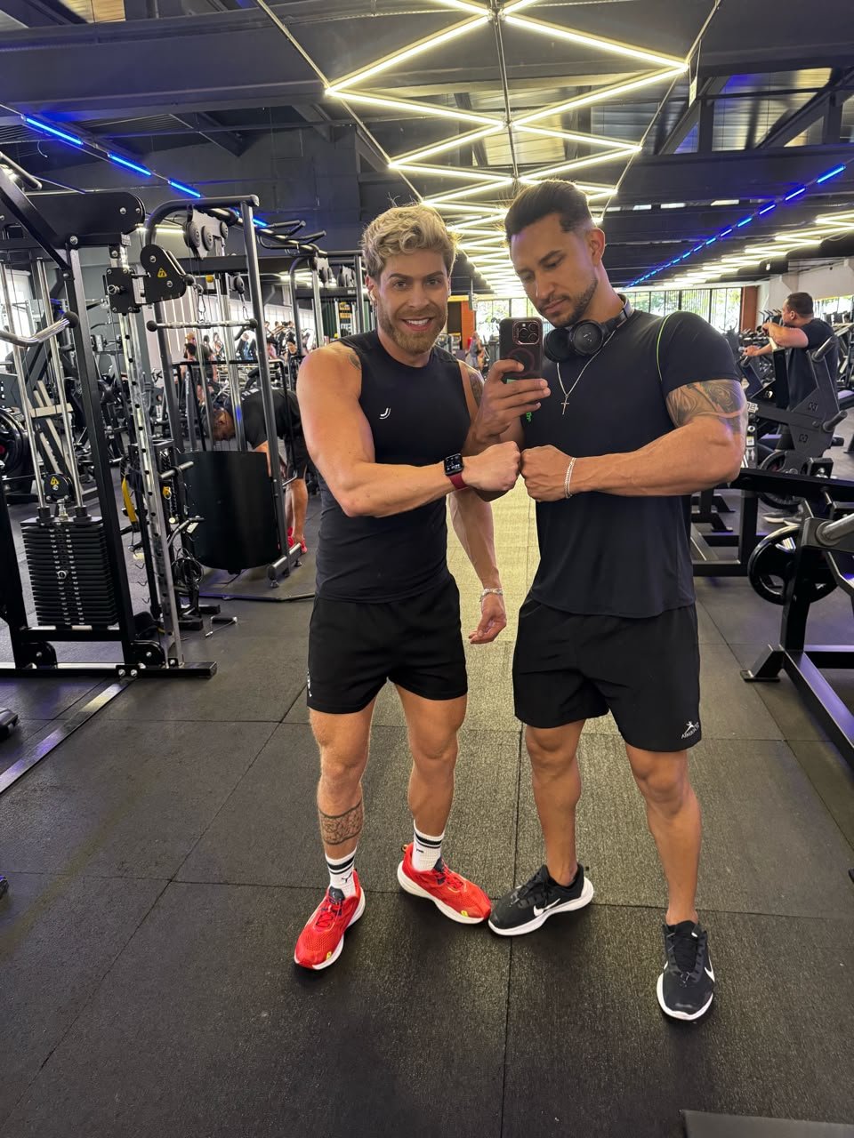 Paulo Henrique e um aluno em uma academia